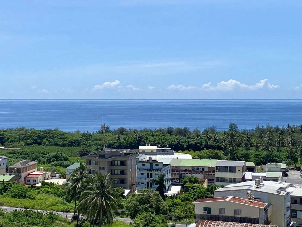 台東住宿推薦｜太陽升起的地方 太麻里曙光渡假 初鹿之境 夜探小野柳 排灣族部落豐收祭 太麻里平交道 多良車站 三天兩夜家族親子旅遊