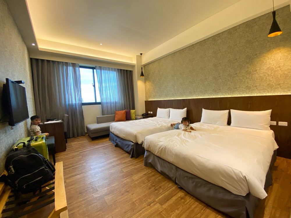 台東住宿推薦｜太陽升起的地方 太麻里曙光渡假 初鹿之境 夜探小野柳 排灣族部落豐收祭 太麻里平交道 多良車站 三天兩夜家族親子旅遊