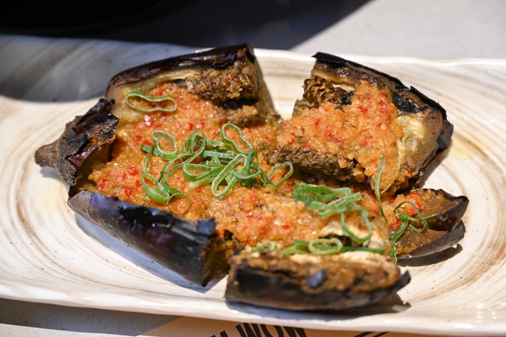 高雄左營區美食｜爆爆蛙 牛蛙拌鍋 必點 夏灣老味私房菜 潮流銷魂餐廳 原來吃鍋也可以那麼Chill