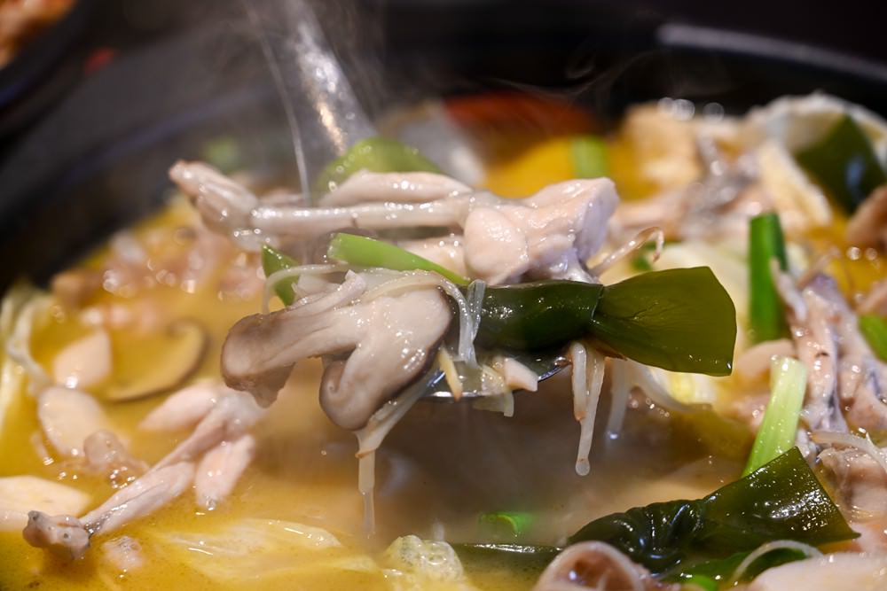 高雄左營區美食｜爆爆蛙 牛蛙拌鍋 必點 夏灣老味私房菜 潮流銷魂餐廳 原來吃鍋也可以那麼Chill