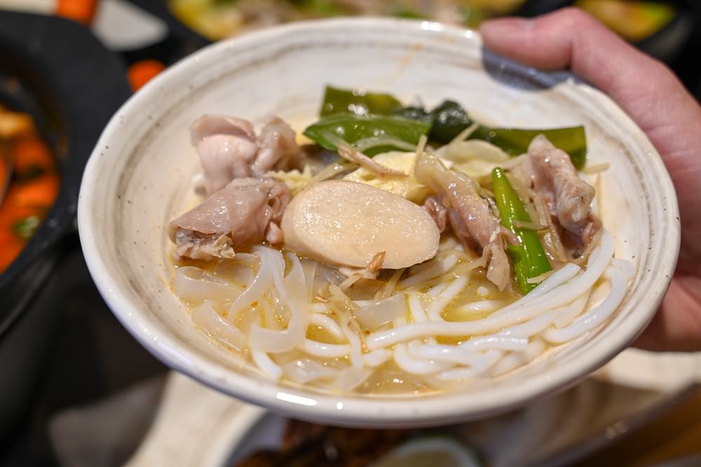 高雄左營區美食｜爆爆蛙 牛蛙拌鍋 必點 夏灣老味私房菜 潮流銷魂餐廳 原來吃鍋也可以那麼Chill