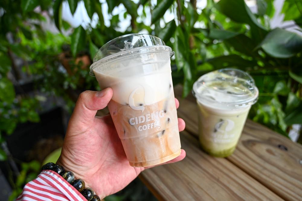 屏東萬丹共學趣｜親子一日旅遊推薦，必吃馬卡龍紅豆餅、萬丹古早味綠蕉美食、臭豆腐配精品咖啡，竹林有機農場羅勒洗顏慕斯DIY、丹醇研選牧場鮮乳!