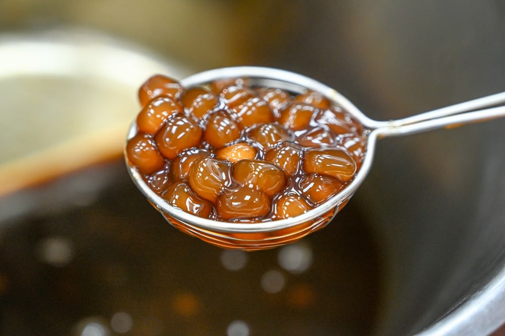 屏東萬丹共學趣｜親子一日旅遊推薦，必吃馬卡龍紅豆餅、萬丹古早味綠蕉美食、臭豆腐配精品咖啡，竹林有機農場羅勒洗顏慕斯DIY、丹醇研選牧場鮮乳!