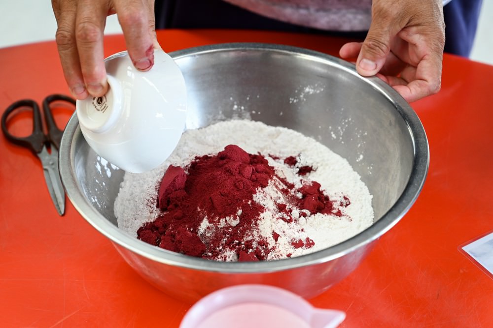 屏東萬丹共學趣｜親子一日旅遊推薦，必吃馬卡龍紅豆餅、萬丹古早味綠蕉美食、臭豆腐配精品咖啡，竹林有機農場羅勒洗顏慕斯DIY、丹醇研選牧場鮮乳!