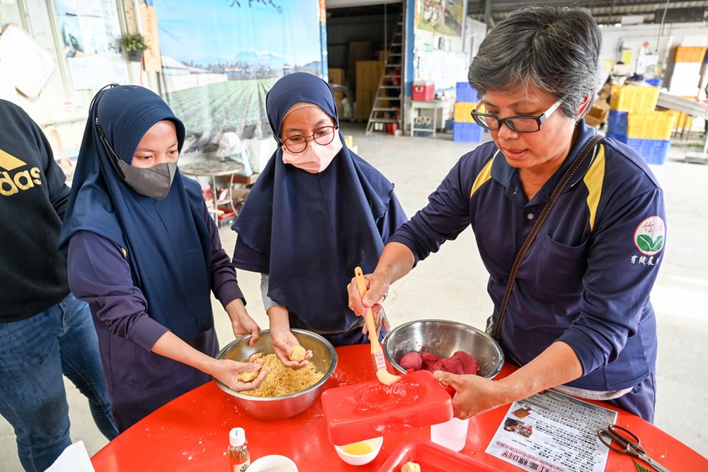 屏東萬丹共學趣｜親子一日旅遊推薦，必吃馬卡龍紅豆餅、萬丹古早味綠蕉美食、臭豆腐配精品咖啡，竹林有機農場羅勒洗顏慕斯DIY、丹醇研選牧場鮮乳!