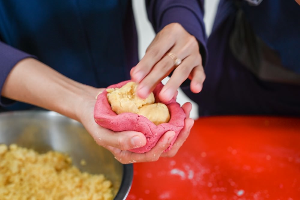 屏東萬丹共學趣｜親子一日旅遊推薦，必吃馬卡龍紅豆餅、萬丹古早味綠蕉美食、臭豆腐配精品咖啡，竹林有機農場羅勒洗顏慕斯DIY、丹醇研選牧場鮮乳!