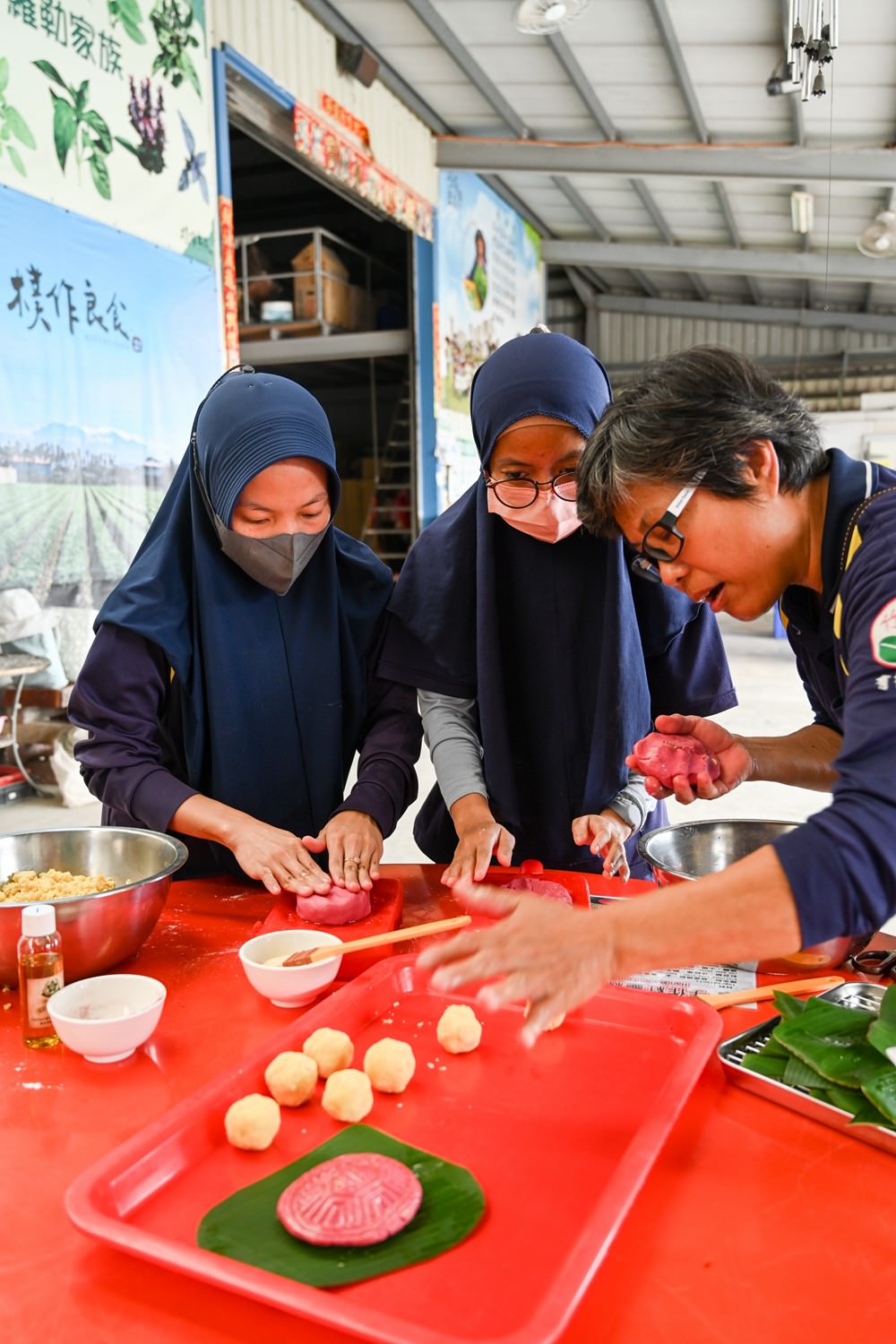 屏東萬丹共學趣｜親子一日旅遊推薦，必吃馬卡龍紅豆餅、萬丹古早味綠蕉美食、臭豆腐配精品咖啡，竹林有機農場羅勒洗顏慕斯DIY、丹醇研選牧場鮮乳!
