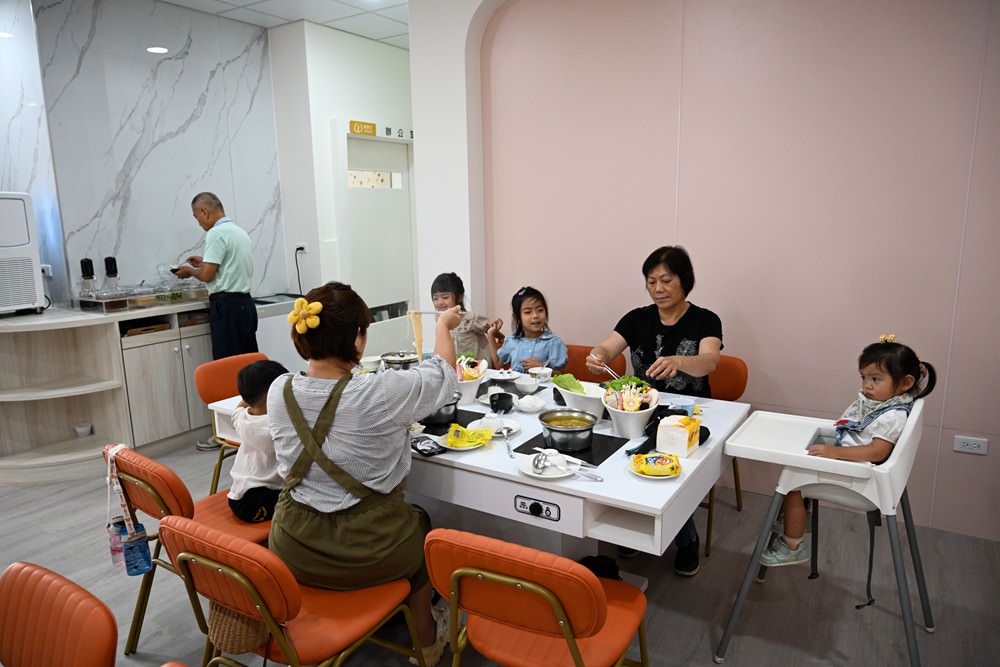 高雄鍋物推薦|喜憨兒鍋物料理 澎湃海陸總匯 六種湯底任選 自助吧 全新裝潢個人鍋 親子友善餐廳 高雄聯萌巨萌角色直擊 - 第3張圖 高雄鍋物推薦|喜憨兒鍋物料理 澎湃海陸總匯 六種湯底任選 自助吧 全新裝潢個人鍋 親子友善餐廳 高雄聯萌巨萌角色直擊