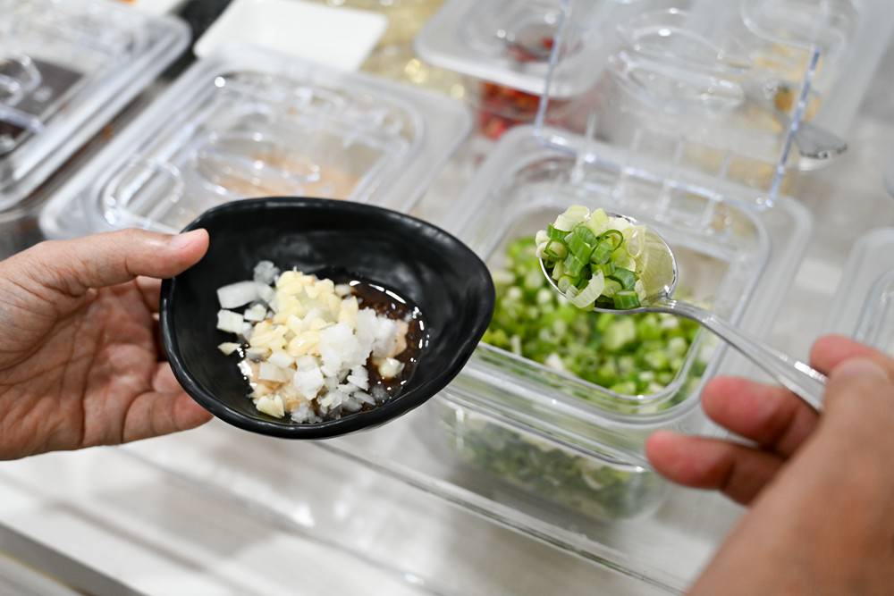 高雄鍋物推薦|喜憨兒鍋物料理 澎湃海陸總匯 六種湯底任選 自助吧 全新裝潢個人鍋 親子友善餐廳 高雄聯萌巨萌角色直擊 - 第14張圖 高雄鍋物推薦|喜憨兒鍋物料理 澎湃海陸總匯 六種湯底任選 自助吧 全新裝潢個人鍋 親子友善餐廳 高雄聯萌巨萌角色直擊