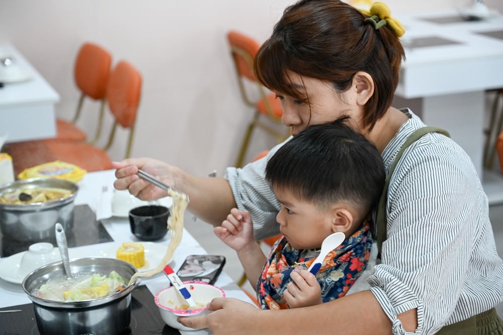 高雄鍋物推薦|喜憨兒鍋物料理 澎湃海陸總匯 六種湯底任選 自助吧 全新裝潢個人鍋 親子友善餐廳 高雄聯萌巨萌角色直擊 - 第5張圖 高雄鍋物推薦|喜憨兒鍋物料理 澎湃海陸總匯 六種湯底任選 自助吧 全新裝潢個人鍋 親子友善餐廳 高雄聯萌巨萌角色直擊