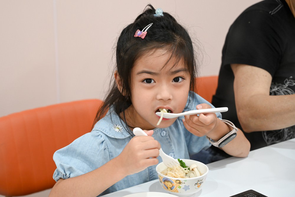 高雄鍋物推薦|喜憨兒鍋物料理 澎湃海陸總匯 六種湯底任選 自助吧 全新裝潢個人鍋 親子友善餐廳 高雄聯萌巨萌角色直擊 - 第45張圖 高雄鍋物推薦|喜憨兒鍋物料理 澎湃海陸總匯 六種湯底任選 自助吧 全新裝潢個人鍋 親子友善餐廳 高雄聯萌巨萌角色直擊