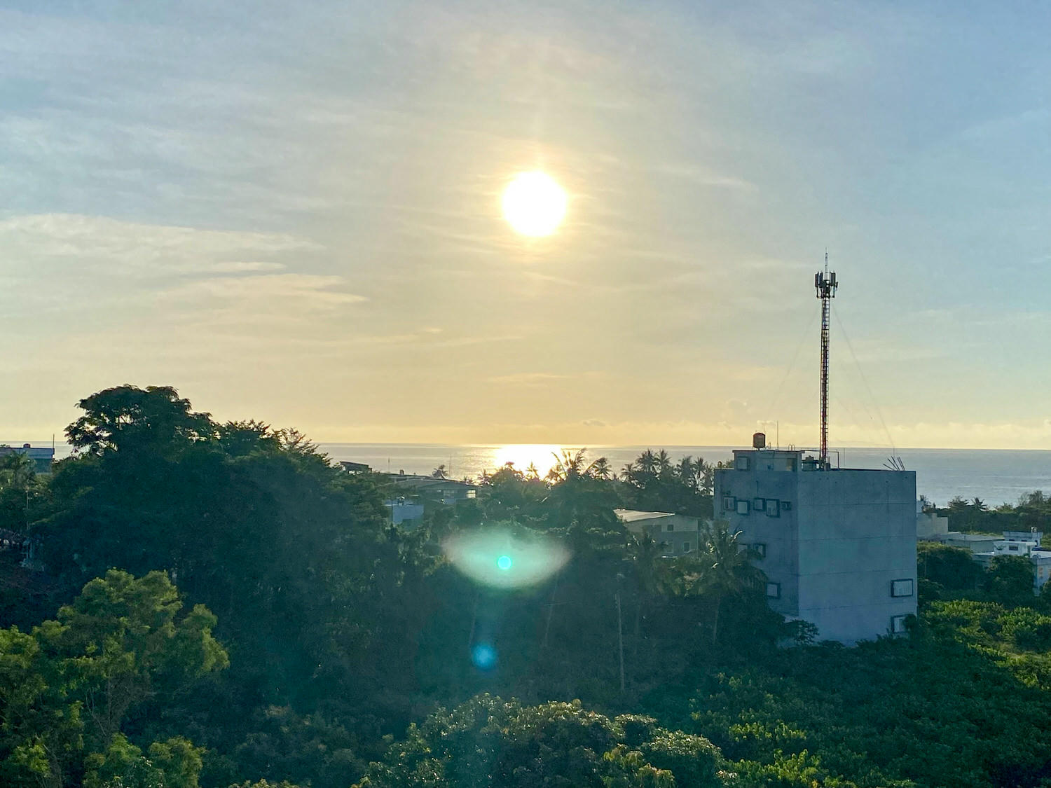 台東住宿推薦|太陽升起的地方 太麻里曙光渡假 初鹿之境 夜探小野柳 排灣族部落豐收祭 太麻里平交道 多良車站 三天兩夜家族親子旅遊 - 第1張圖