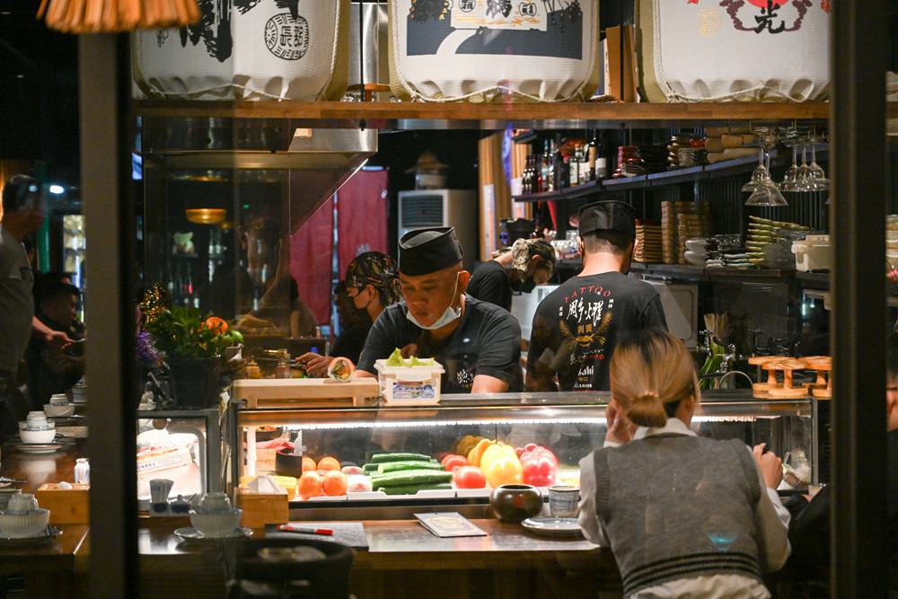 高雄楠梓美食|鯨炭吉串燒居酒屋,生日派對餐廳 浮誇日式料理,令人驚豔的手釣海魚兩吃! 嚴選串燒搭配生啤太過癮 ,上百種日本料理上上選! - 第3張圖 高雄楠梓美食|鯨炭吉串燒居酒屋,生日派對餐廳 浮誇日式料理,令人驚豔的手釣海魚兩吃! 嚴選串燒搭配生啤太過癮 ,上百種日本料理上上選!