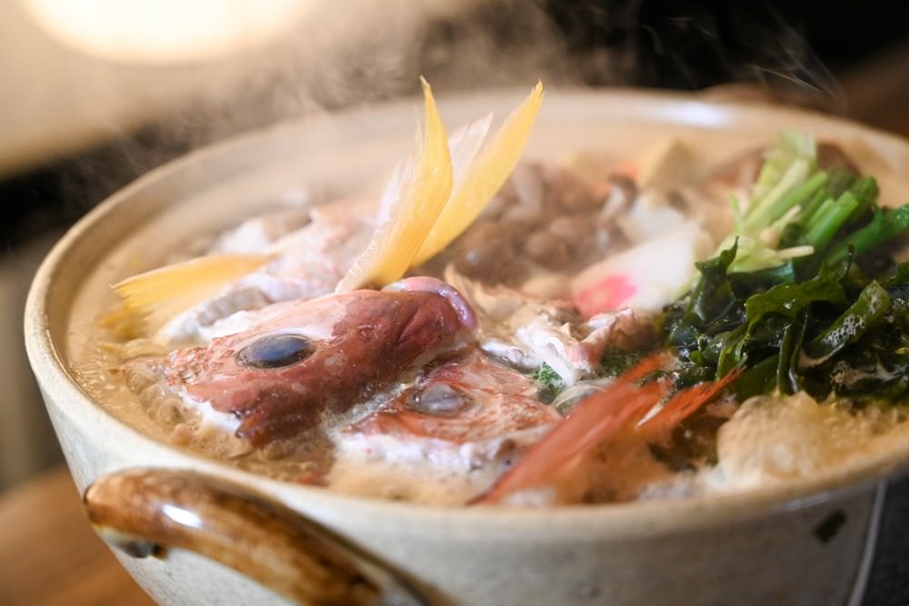 高雄楠梓美食｜鯨炭吉串燒居酒屋，生日派對餐廳 浮誇日式料理，令人驚豔的手釣海魚兩吃! 嚴選串燒搭配生啤太過癮 ，上百種日本料理上上選!