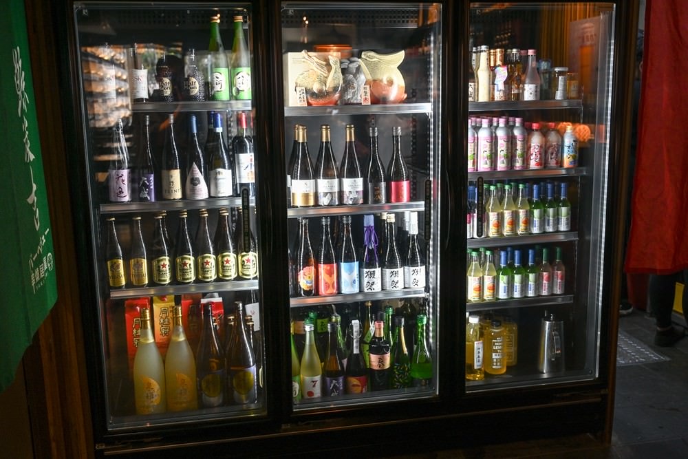 高雄楠梓美食｜鯨炭吉串燒居酒屋，生日派對餐廳 浮誇日式料理，令人驚豔的手釣海魚兩吃! 嚴選串燒搭配生啤太過癮 ，上百種日本料理上上選!