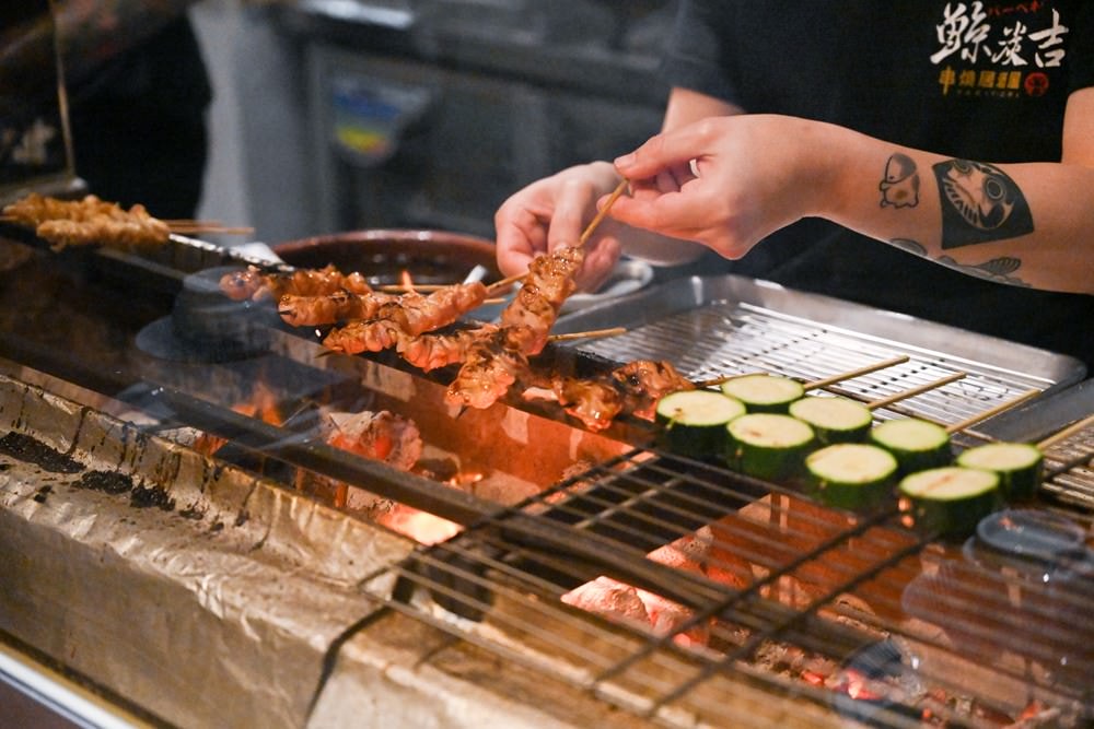 高雄楠梓美食|鯨炭吉串燒居酒屋,生日派對餐廳 浮誇日式料理,令人驚豔的手釣海魚兩吃! 嚴選串燒搭配生啤太過癮 ,上百種日本料理上上選! - 第5張圖 高雄楠梓美食|鯨炭吉串燒居酒屋,生日派對餐廳 浮誇日式料理,令人驚豔的手釣海魚兩吃! 嚴選串燒搭配生啤太過癮 ,上百種日本料理上上選!