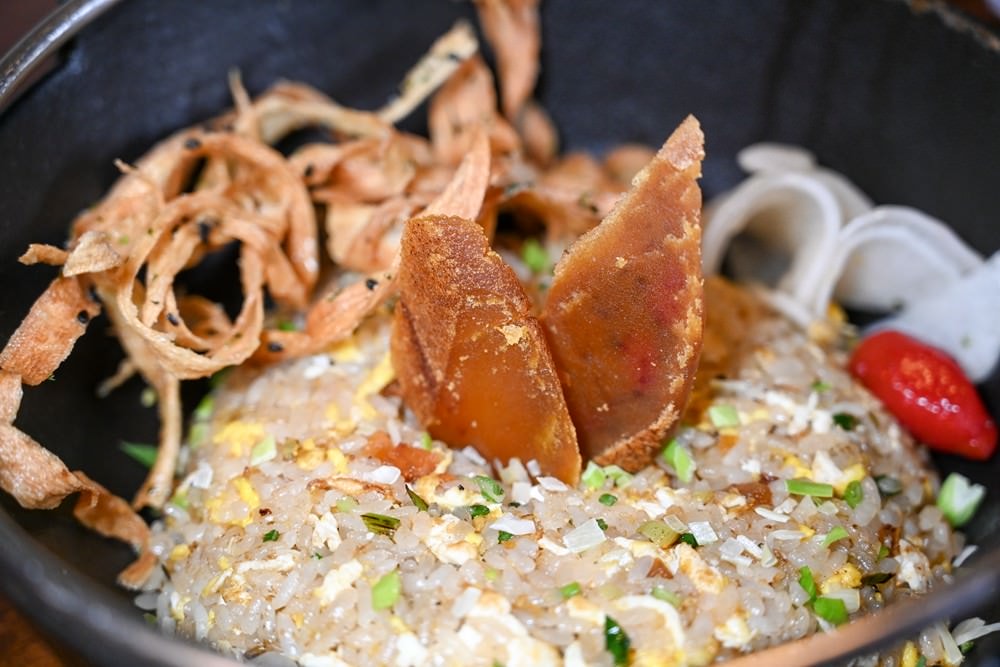 高雄楠梓美食｜鯨炭吉串燒居酒屋，生日派對餐廳 浮誇日式料理，令人驚豔的手釣海魚兩吃! 嚴選串燒搭配生啤太過癮 ，上百種日本料理上上選!