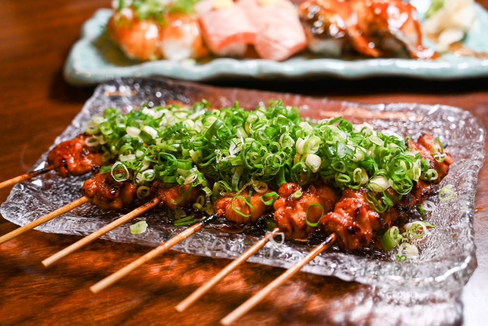高雄楠梓美食｜鯨炭吉串燒居酒屋，生日派對餐廳 浮誇日式料理，令人驚豔的手釣海魚兩吃! 嚴選串燒搭配生啤太過癮 ，上百種日本料理上上選!