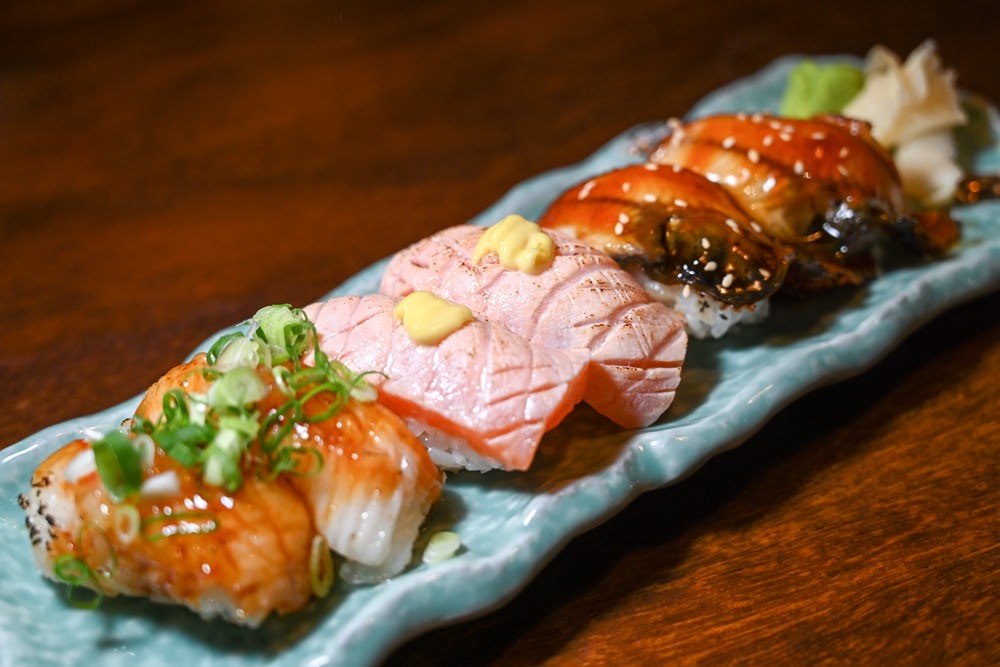 高雄楠梓美食｜鯨炭吉串燒居酒屋，生日派對餐廳 浮誇日式料理，令人驚豔的手釣海魚兩吃! 嚴選串燒搭配生啤太過癮 ，上百種日本料理上上選!