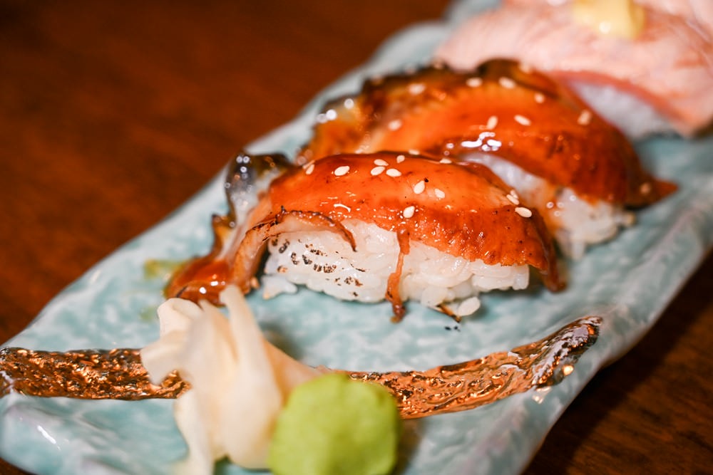 高雄楠梓美食｜鯨炭吉串燒居酒屋，生日派對餐廳 浮誇日式料理，令人驚豔的手釣海魚兩吃! 嚴選串燒搭配生啤太過癮 ，上百種日本料理上上選!