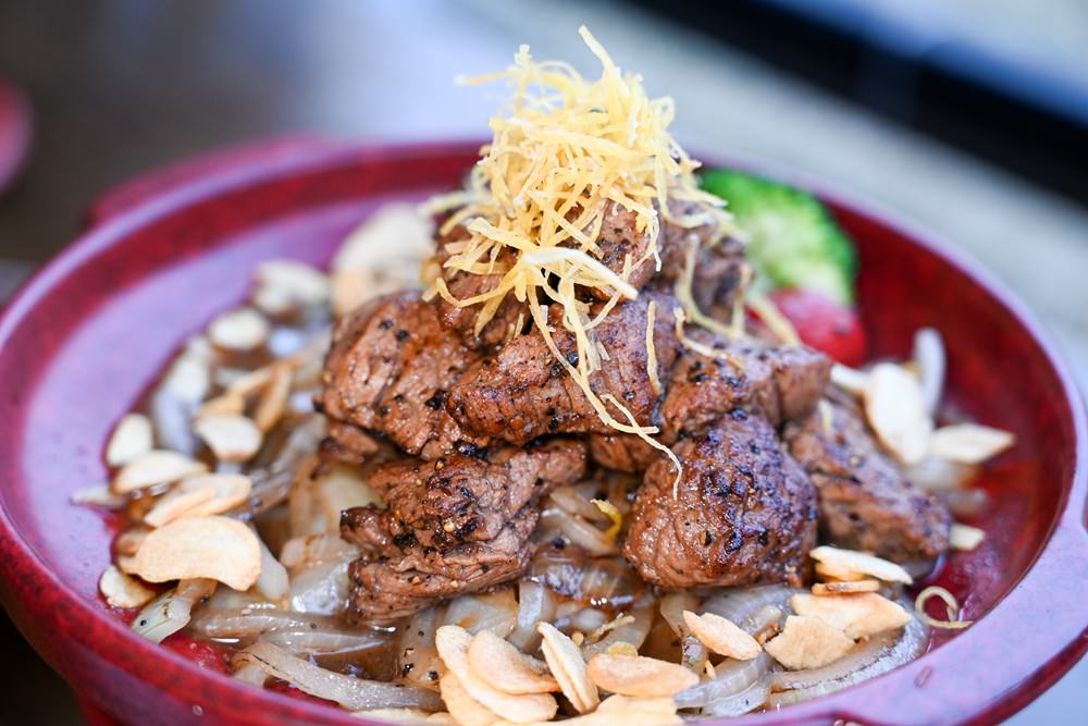 高雄楠梓美食｜鯨炭吉串燒居酒屋，生日派對餐廳 浮誇日式料理，令人驚豔的手釣海魚兩吃! 嚴選串燒搭配生啤太過癮 ，上百種日本料理上上選!