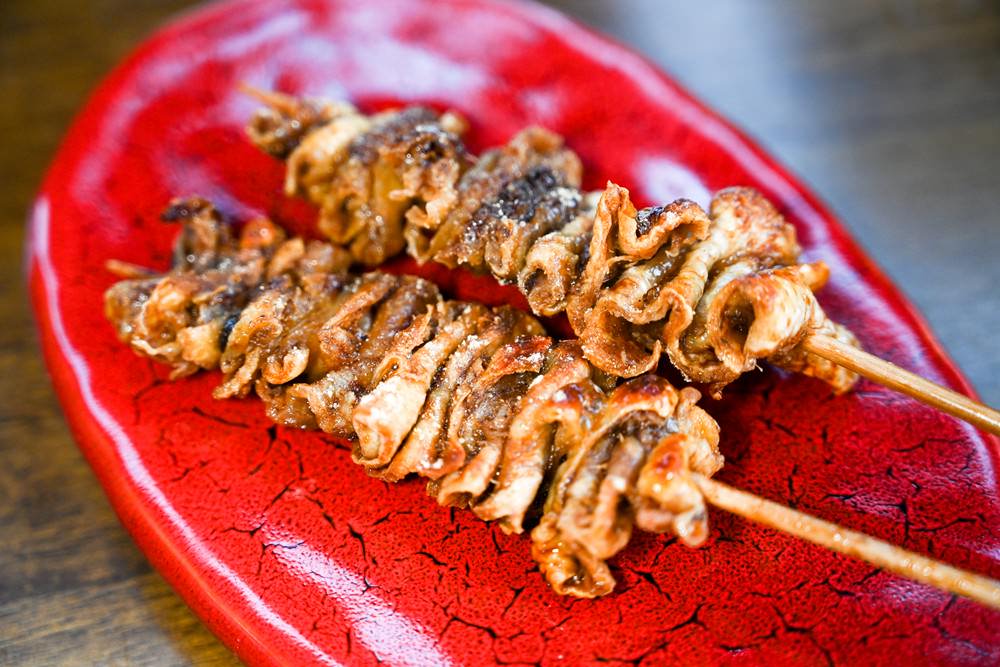 高雄楠梓美食｜鯨炭吉串燒居酒屋，生日派對餐廳 浮誇日式料理，令人驚豔的手釣海魚兩吃! 嚴選串燒搭配生啤太過癮 ，上百種日本料理上上選!