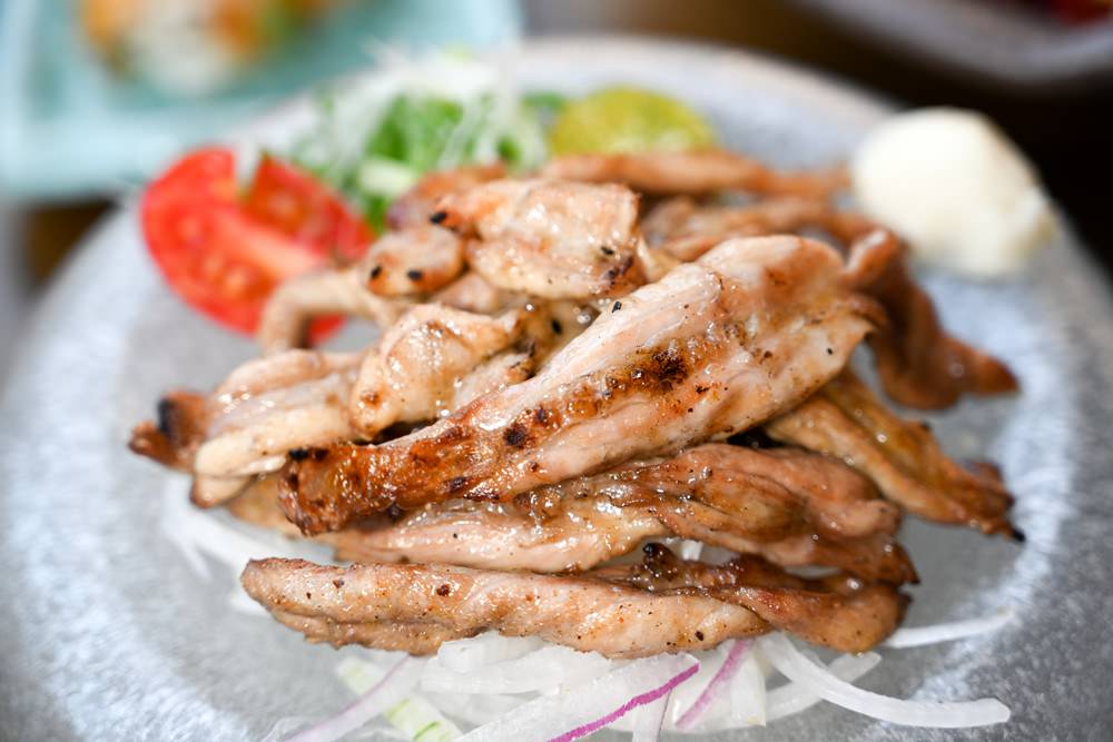 高雄楠梓美食｜鯨炭吉串燒居酒屋，生日派對餐廳 浮誇日式料理，令人驚豔的手釣海魚兩吃! 嚴選串燒搭配生啤太過癮 ，上百種日本料理上上選!