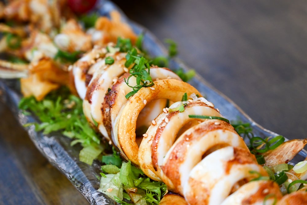 高雄楠梓美食|鯨炭吉串燒居酒屋,生日派對餐廳 浮誇日式料理,令人驚豔的手釣海魚兩吃! 嚴選串燒搭配生啤太過癮 ,上百種日本料理上上選! - 第22張圖 高雄楠梓美食|鯨炭吉串燒居酒屋,生日派對餐廳 浮誇日式料理,令人驚豔的手釣海魚兩吃! 嚴選串燒搭配生啤太過癮 ,上百種日本料理上上選!