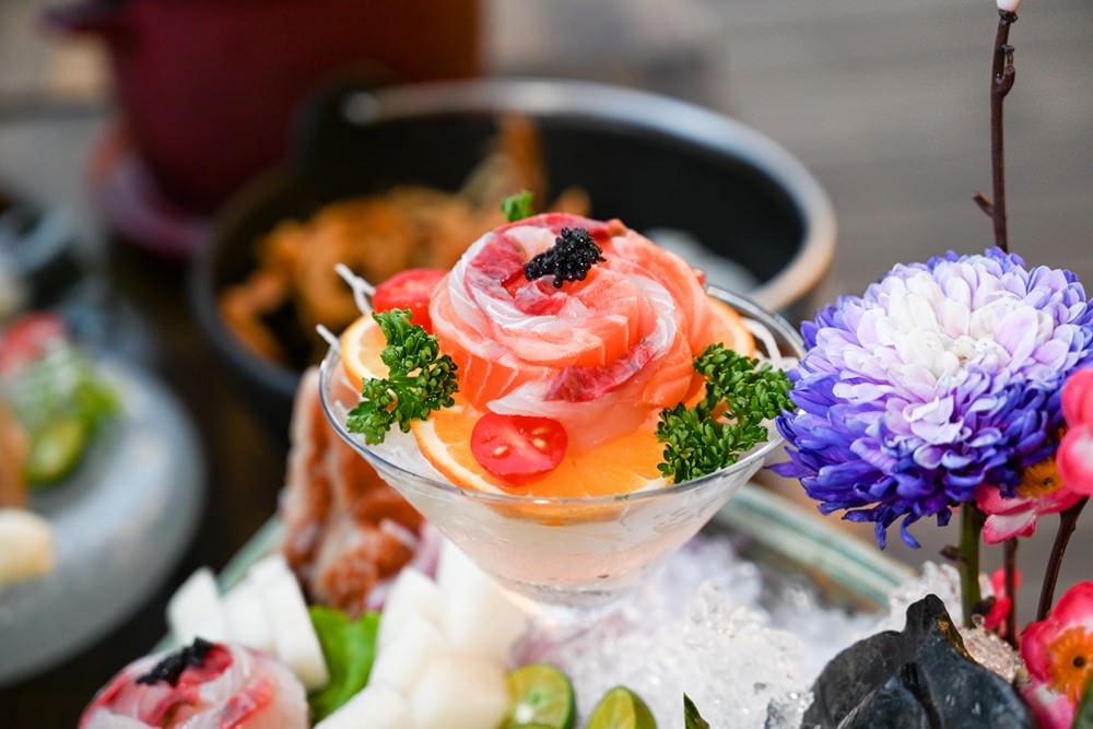 高雄楠梓美食｜鯨炭吉串燒居酒屋，生日派對餐廳 浮誇日式料理，令人驚豔的手釣海魚兩吃! 嚴選串燒搭配生啤太過癮 ，上百種日本料理上上選!