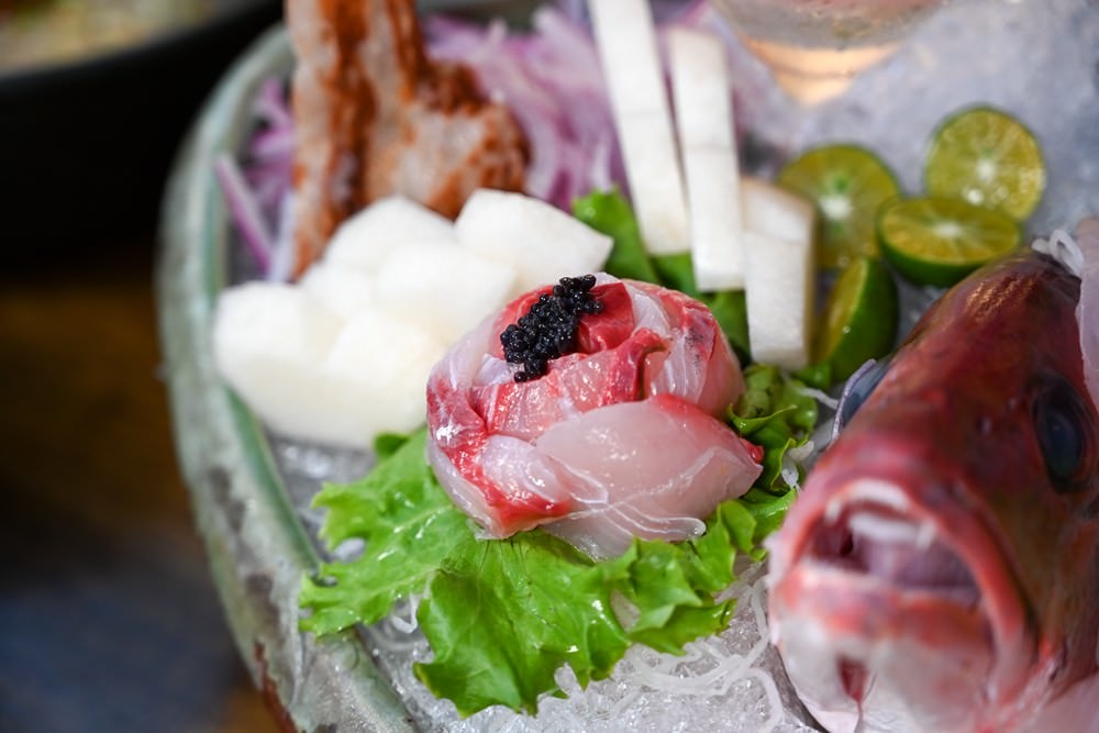 高雄楠梓美食|鯨炭吉串燒居酒屋,生日派對餐廳 浮誇日式料理,令人驚豔的手釣海魚兩吃! 嚴選串燒搭配生啤太過癮 ,上百種日本料理上上選! - 第20張圖 高雄楠梓美食|鯨炭吉串燒居酒屋,生日派對餐廳 浮誇日式料理,令人驚豔的手釣海魚兩吃! 嚴選串燒搭配生啤太過癮 ,上百種日本料理上上選!