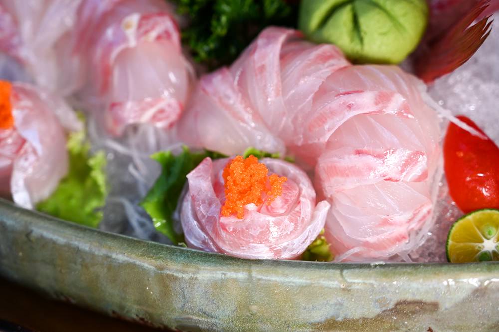 高雄楠梓美食｜鯨炭吉串燒居酒屋，生日派對餐廳 浮誇日式料理，令人驚豔的手釣海魚兩吃! 嚴選串燒搭配生啤太過癮 ，上百種日本料理上上選!