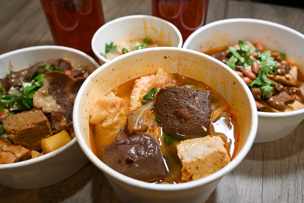 高雄麻辣小吃推薦｜「天府將 麻辣乾鍋」搭秘製酸梅湯最對味! 三民區建工美食，麻辣煲、經典特色小吃，高雄新開幕!