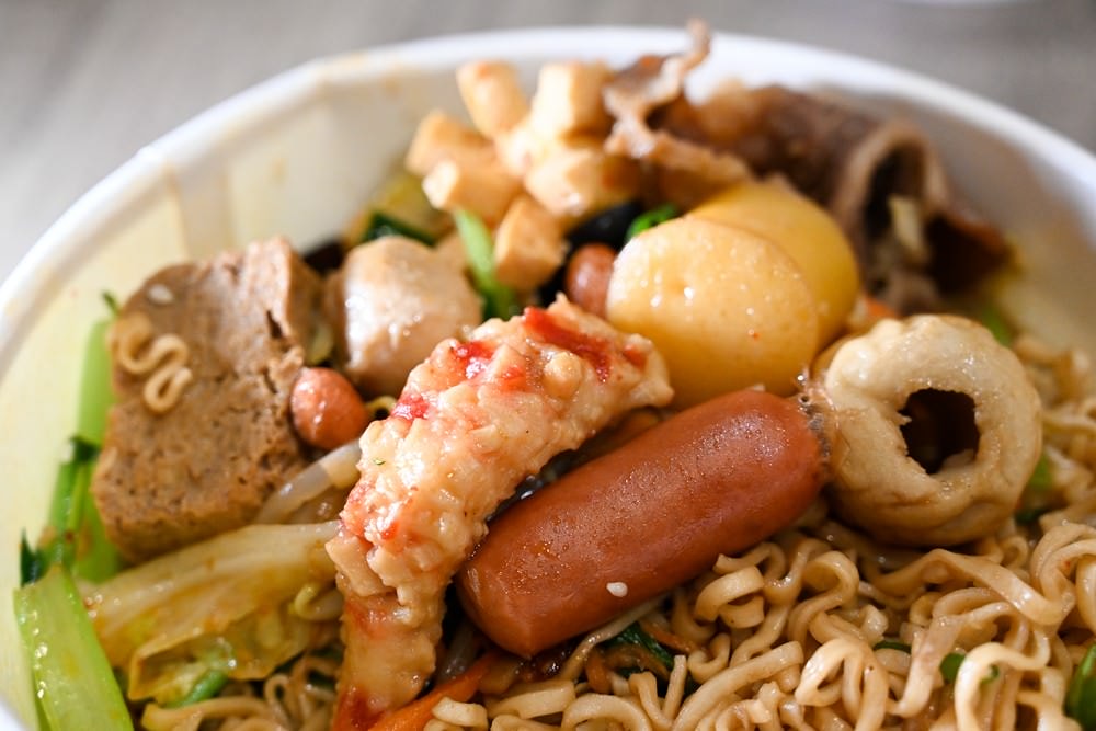 高雄麻辣小吃推薦｜「天府將 麻辣乾鍋」搭秘製酸梅湯最對味! 三民區建工美食，麻辣煲、經典特色小吃，高雄新開幕!