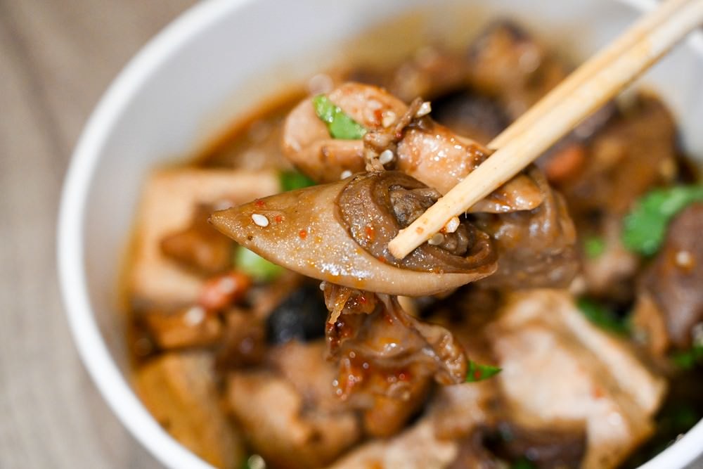 高雄麻辣小吃推薦｜「天府將 麻辣乾鍋」搭秘製酸梅湯最對味! 三民區建工美食，麻辣煲、經典特色小吃，高雄新開幕!