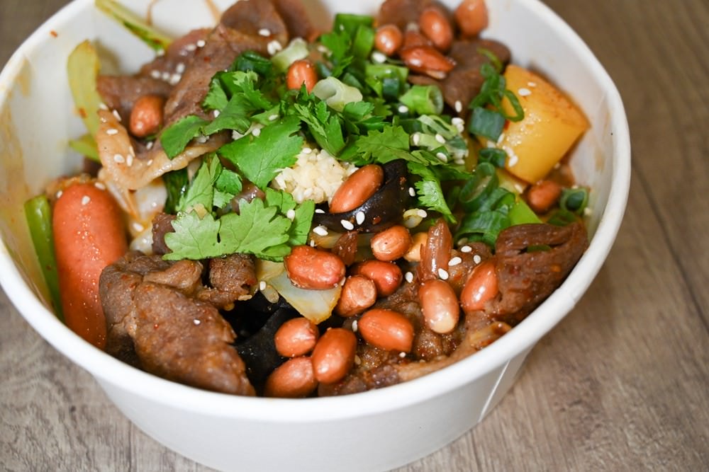 高雄麻辣小吃推薦｜「天府將 麻辣乾鍋」搭秘製酸梅湯最對味! 三民區建工美食，麻辣煲、經典特色小吃，高雄新開幕!