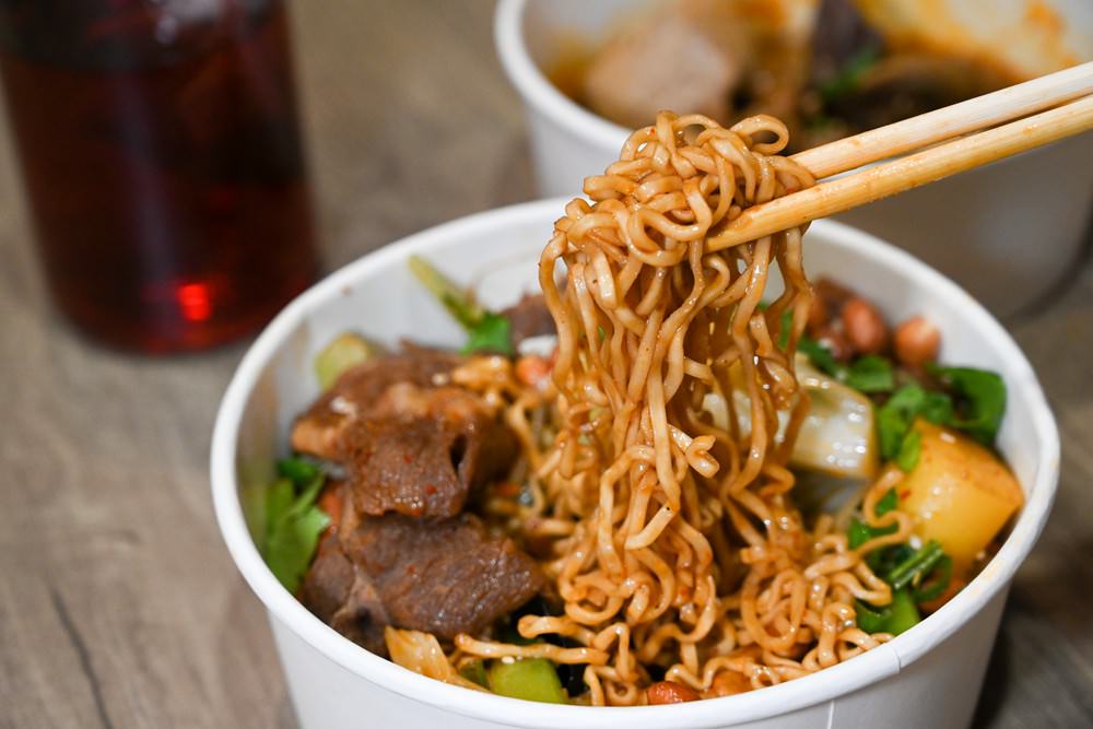 高雄麻辣小吃推薦｜「天府將 麻辣乾鍋」搭秘製酸梅湯最對味! 三民區建工美食，麻辣煲、經典特色小吃，高雄新開幕!