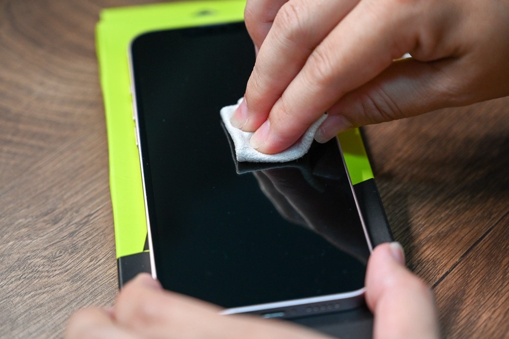 iPhone螢幕保護貼推薦 | 佳佳貼 Jia plus 無色藍光玻璃保護貼 高鋁矽玻璃硬度9H，壓邊實測50KG以上，降低藍光也能維持真實色彩!