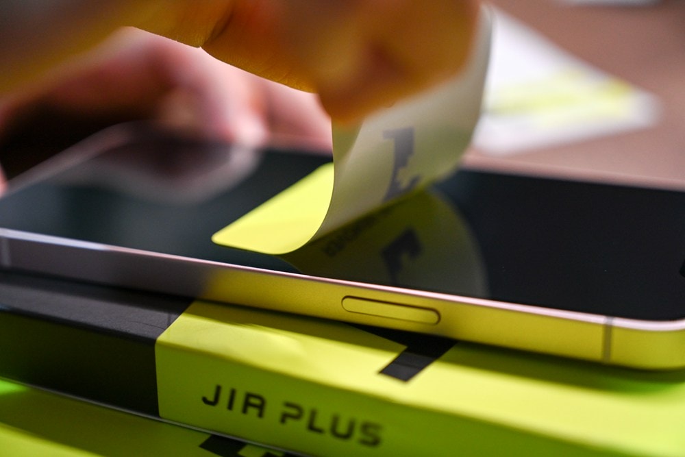 iPhone螢幕保護貼推薦 | 佳佳貼 Jia plus 無色藍光玻璃保護貼 高鋁矽玻璃硬度9H，壓邊實測50KG以上，降低藍光也能維持真實色彩!