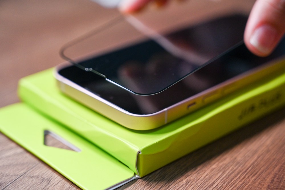 iPhone螢幕保護貼推薦 | 佳佳貼 Jia plus 無色藍光玻璃保護貼 高鋁矽玻璃硬度9H，壓邊實測50KG以上，降低藍光也能維持真實色彩!