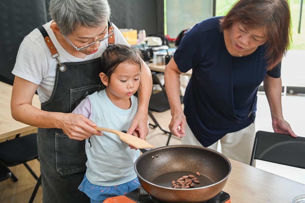 屏東可可巧克力園區半日遊 | 親子摘果體驗、可可冰淇淋&多肉療癒植栽DIY，可可覓境咖啡廳 濃濃可可冰沙、可可風味套餐，屏東旅遊景點半日遊!