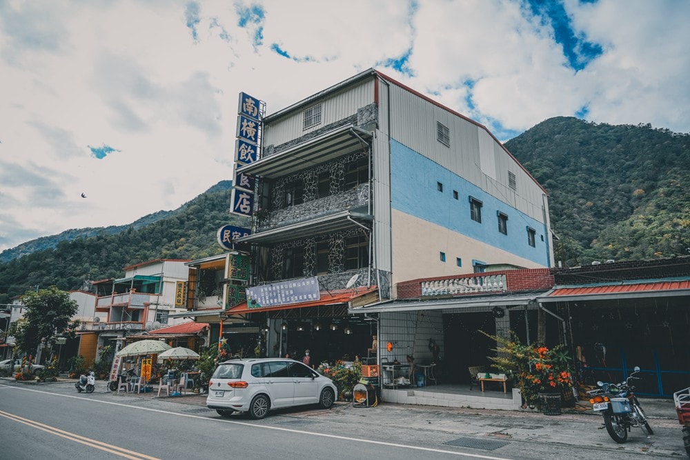 高雄桃源櫻花季開跑 寶山二集團「櫻前線」，二日遊【美拍美食景點特報】，梅園野營秘境、山籟愛玉館、南橫飲食店、梅山吊橋，一起相約賞櫻賞梅!