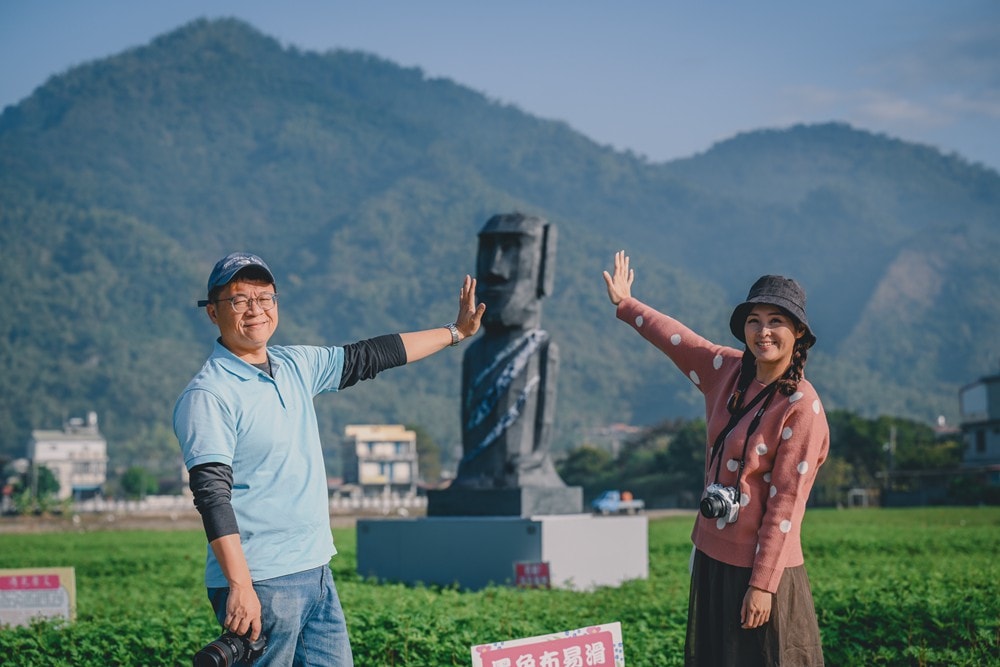 高雄美濃花海彩繪大地 賞花逛新春文創市集 ，阿弟牯阿妹妹、摩艾、凌波仙子、夢迴伯公 美拍景點，客家小炒、水磨豆花 美味私房，探訪藏金天目釉技藝 陶木漆藝術手作工坊!