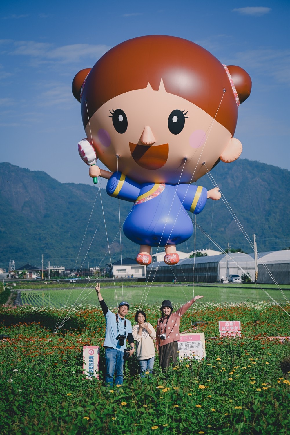 高雄美濃花海彩繪大地 賞花逛新春文創市集 ，阿弟牯阿妹妹、摩艾、凌波仙子、夢迴伯公 美拍景點，客家小炒、水磨豆花 美味私房，探訪藏金天目釉技藝 陶木漆藝術手作工坊!