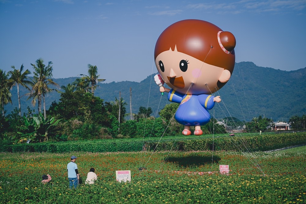 高雄美濃花海彩繪大地 賞花逛新春文創市集 ，阿弟牯阿妹妹、摩艾、凌波仙子、夢迴伯公 美拍景點，客家小炒、水磨豆花 美味私房，探訪藏金天目釉技藝 陶木漆藝術手作工坊!