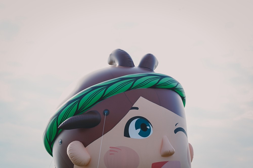 高雄美濃花海彩繪大地 賞花逛新春文創市集 ，阿弟牯阿妹妹、摩艾、凌波仙子、夢迴伯公 美拍景點，客家小炒、水磨豆花 美味私房，探訪藏金天目釉技藝 陶木漆藝術手作工坊!