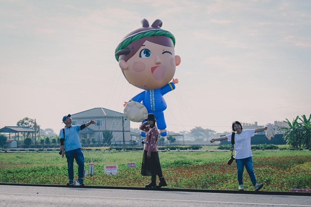 高雄美濃花海彩繪大地 賞花逛新春文創市集 ，阿弟牯阿妹妹、摩艾、凌波仙子、夢迴伯公 美拍景點，客家小炒、水磨豆花 美味私房，探訪藏金天目釉技藝 陶木漆藝術手作工坊!