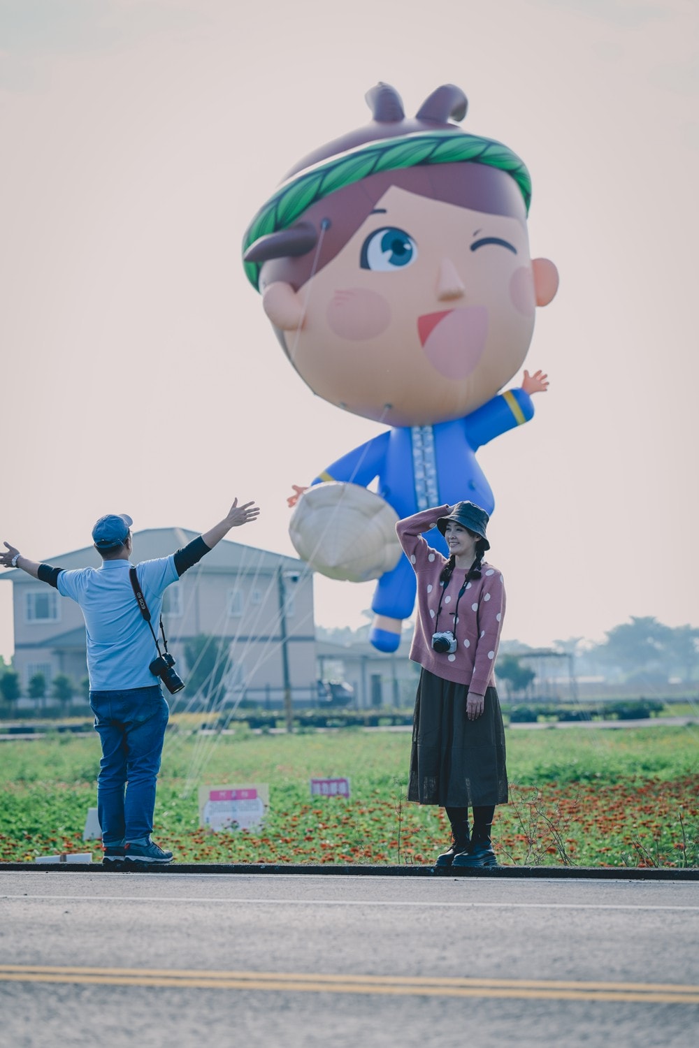 高雄美濃花海彩繪大地 賞花逛新春文創市集 ，阿弟牯阿妹妹、摩艾、凌波仙子、夢迴伯公 美拍景點，客家小炒、水磨豆花 美味私房，探訪藏金天目釉技藝 陶木漆藝術手作工坊!