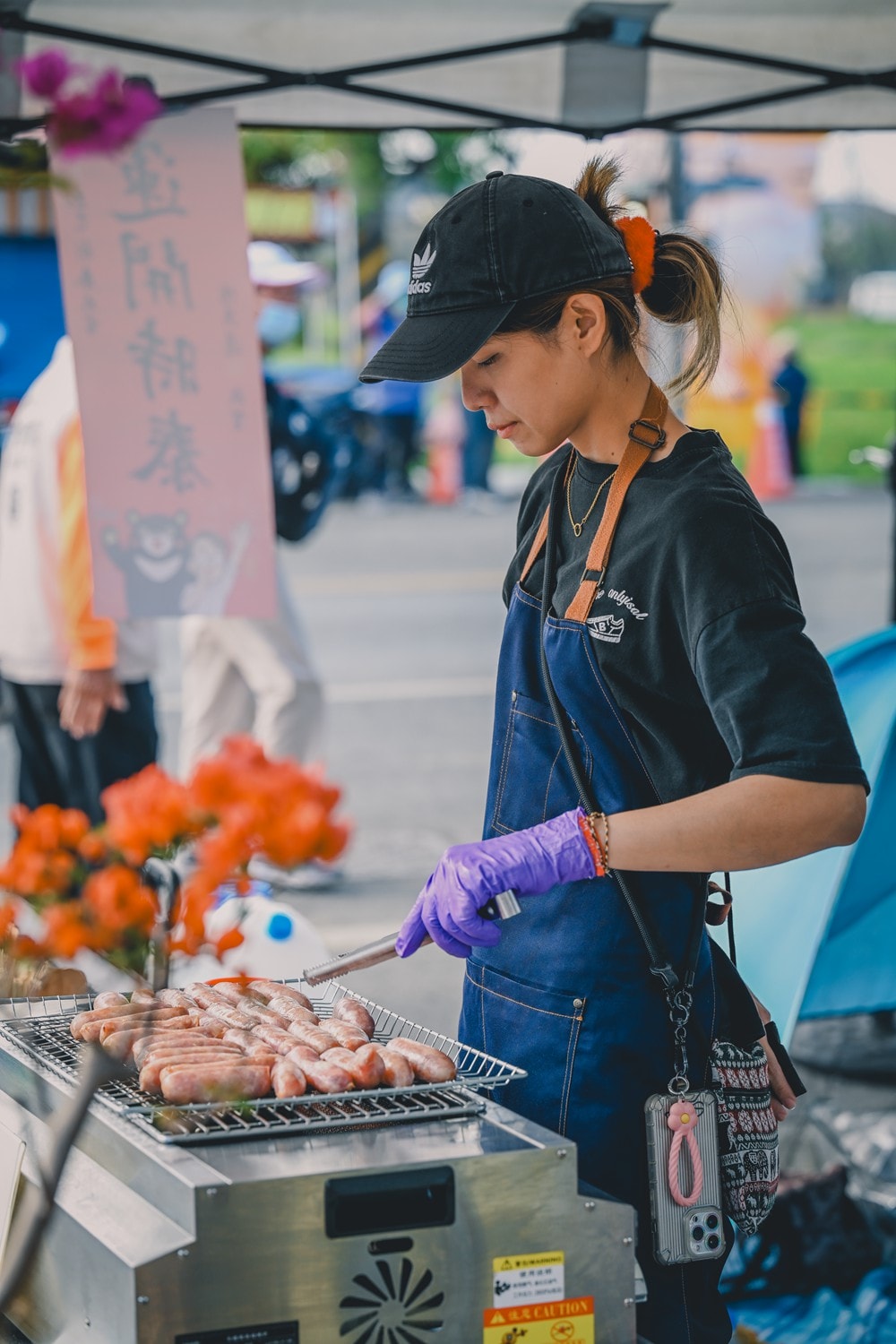 高雄美濃花海彩繪大地 賞花逛新春文創市集 ,阿弟牯阿妹妹、摩艾、凌波仙子、夢迴伯公 美拍景點,客家小炒、水磨豆花 美味私房,探訪藏金天目釉技藝 陶木漆藝術手作工坊! - 第32張圖 高雄美濃花海彩繪大地 賞花逛新春文創市集 ,阿弟牯阿妹妹、摩艾、凌波仙子、夢迴伯公 美拍景點,客家小炒、水磨豆花 美味私房,探訪藏金天目釉技藝 陶木漆藝術手作工坊!