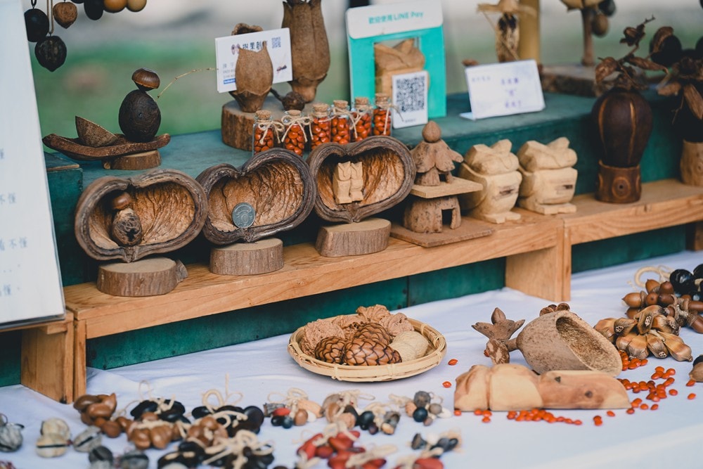 高雄美濃花海彩繪大地 賞花逛新春文創市集 ,阿弟牯阿妹妹、摩艾、凌波仙子、夢迴伯公 美拍景點,客家小炒、水磨豆花 美味私房,探訪藏金天目釉技藝 陶木漆藝術手作工坊! - 第38張圖 高雄美濃花海彩繪大地 賞花逛新春文創市集 ,阿弟牯阿妹妹、摩艾、凌波仙子、夢迴伯公 美拍景點,客家小炒、水磨豆花 美味私房,探訪藏金天目釉技藝 陶木漆藝術手作工坊!