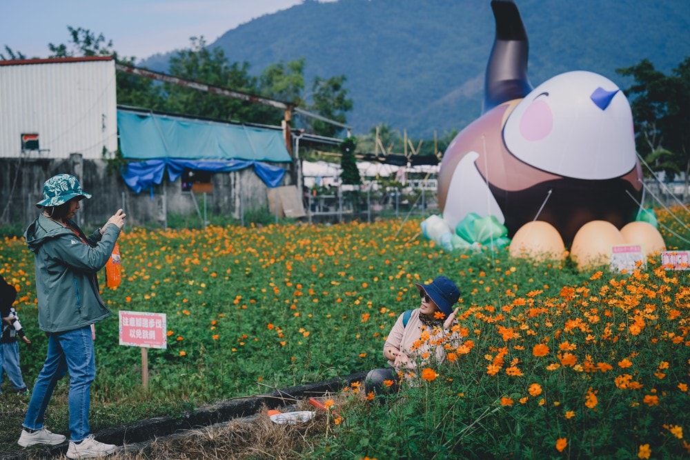 高雄美濃花海彩繪大地 賞花逛新春文創市集 ,阿弟牯阿妹妹、摩艾、凌波仙子、夢迴伯公 美拍景點,客家小炒、水磨豆花 美味私房,探訪藏金天目釉技藝 陶木漆藝術手作工坊! - 第21張圖 高雄美濃花海彩繪大地 賞花逛新春文創市集 ,阿弟牯阿妹妹、摩艾、凌波仙子、夢迴伯公 美拍景點,客家小炒、水磨豆花 美味私房,探訪藏金天目釉技藝 陶木漆藝術手作工坊!